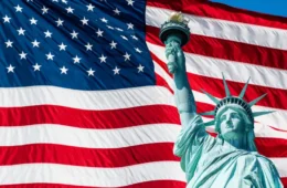 自由女神像与美国国旗-纽约自由女神像与美国国旗-168710645.jpg